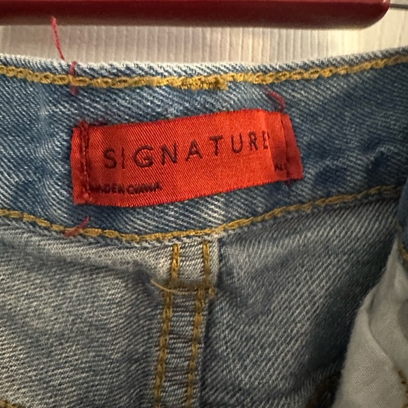 Distressed Jean shorts - Picture 2 of 4